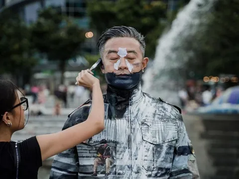 Đổ xô xem người đàn ông 'tàng hình' tại công viên nổi tiếng Singapore