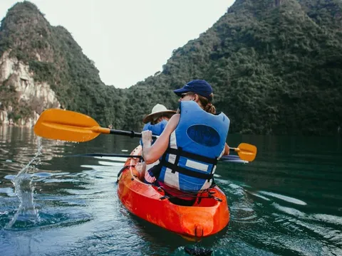 Có gì trong 'tour tỷ phú' trên vịnh Hạ Long