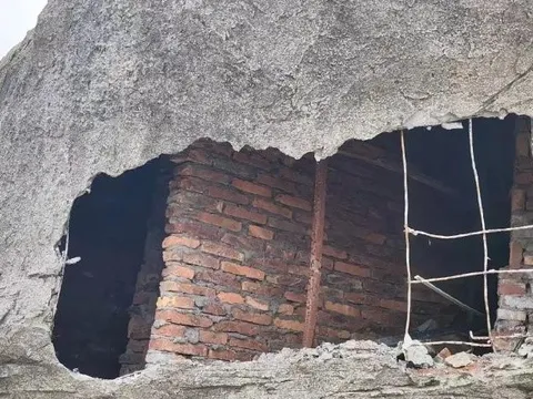 Du khách sững sờ nhìn tảng đá rỗng ruột, nhồi gạch tại Trung Quốc