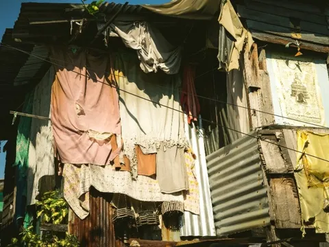 'Hot' phòng Airbnb tắm bằng xô, ngủ nằm đất tại Thái Lan