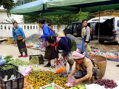 Chợ phiên tiêu cùng lúc 4 loại tiền ở vùng biên Thanh Hóa