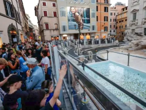 Đài phun nước nổi tiếng Italy bị rào như 'hồ bơi công cộng'