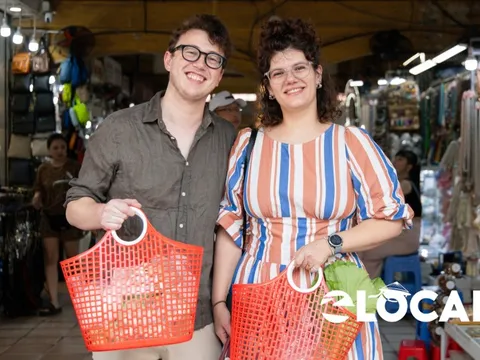 Khách Anh lần đầu cầm làn đi chợ, nấu món Việt ở TP.HCM