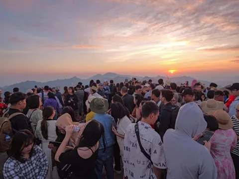 Bình Liêu đông nghìn nghịt, khách than 'không còn chỗ đứng'