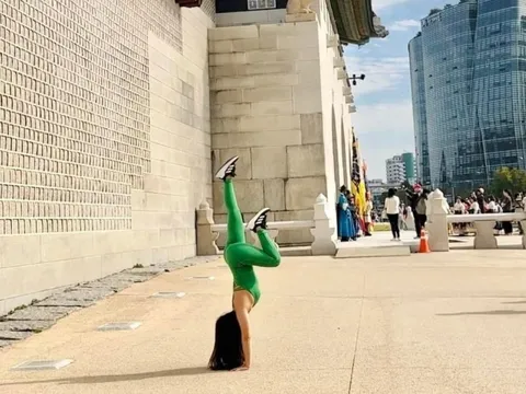 Loạt báo Hàn viết về du khách Việt tập yoga tại Gyeongbokgung