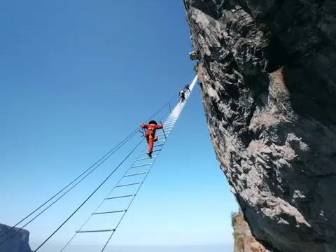 Leo núi bằng thang lơ lửng 1.500 m giữa trời ở Trung Quốc
