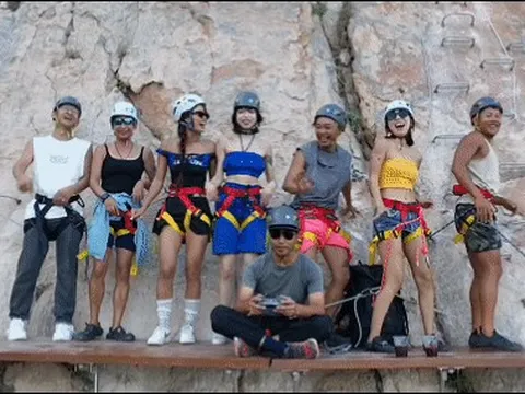 Thất kinh ngồi quán cà phê cheo leo vách đá tại Trung Quốc