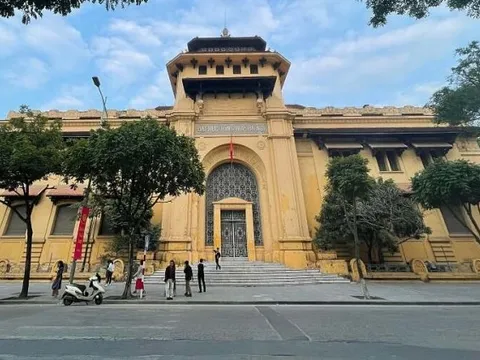 Tòa nhà Đại học Tổng hợp gần 100 tuổi lần đầu đón khách tham quan