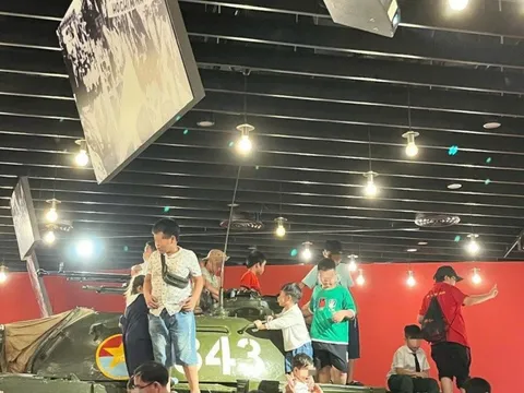 Bức xúc vì khách trèo lên hiện vật ở Bảo tàng Lịch sử Quân sự