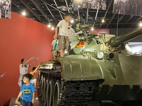 Bảo tàng Lịch sử quân sự lên tiếng vụ khách 'đánh đu' máy bay, xe tăng