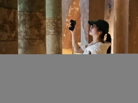 Đại học Tổng hợp gây sốt khi lần đầu mở cửa đón khách