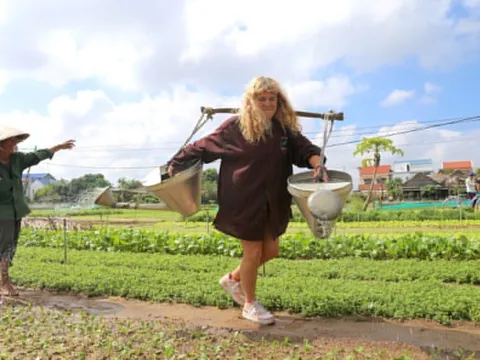 Khách Tây hái rau, xách nước tại làng du lịch Việt tốt nhất thế giới