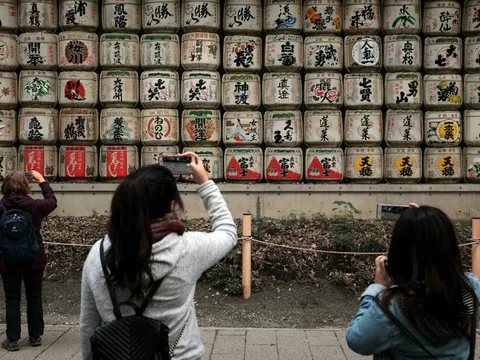 Khách du lịch mua dâm, vẽ bậy gây ngao ngán ở Nhật Bản