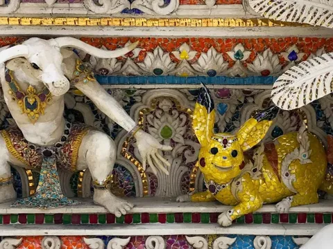 Tượng David Beckham, Pikachu, chuột Mickey trong chùa tại Thái Lan