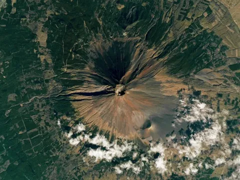 Núi Phú Sĩ lại ‘trần trụi’ sau vài ngày có tuyết