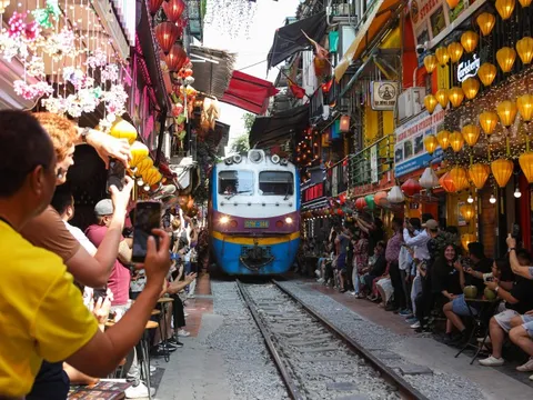 Lại nườm nượp khách Tây ở phố đường tàu Hà Nội