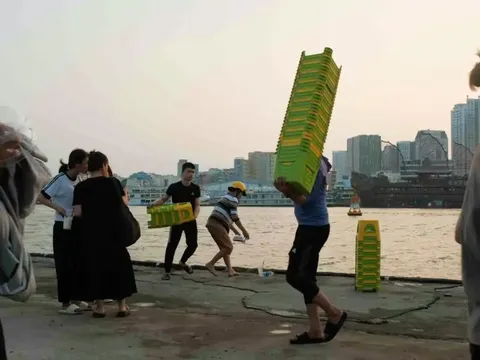 Cảnh 'rượt đuổi' hàng rong ở TP.HCM lọt top ảnh đẹp của The Guardian