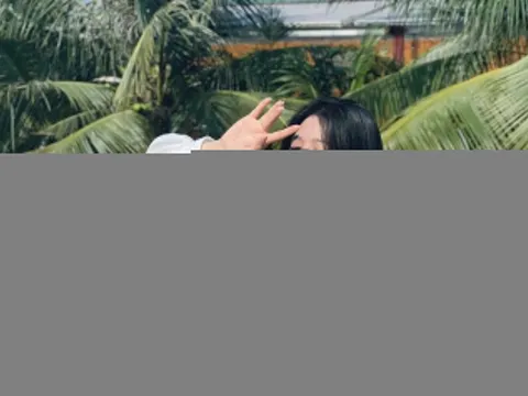 Mang 5 bộ váy đi 'săn' cúc họa mi nở muộn ở Hà Nội