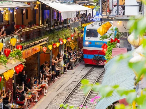 Cà phê đường tàu đông khách trở lại