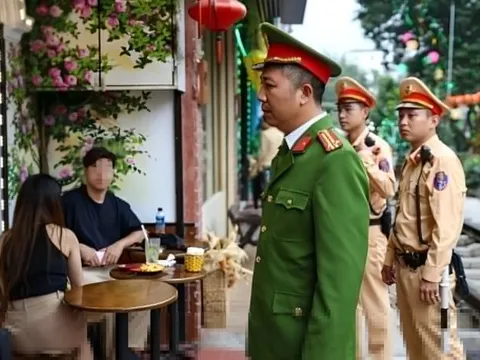 Kiểm tra, phạt hàng nhiều quán trên phố cà phê đường tàu Hà Nội