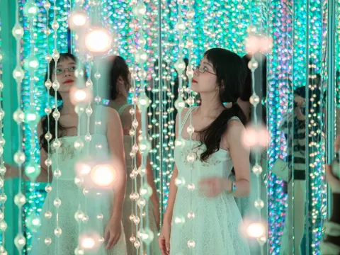 Xếp hàng check-in triển lãm ánh sáng kỳ ảo đang 'hot' nhất Hà Nội