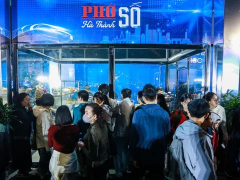 Xếp hàng xem robot phục vụ phở ở Hà Nội