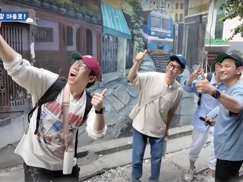 Dàn sao Running Man ăn bún chả, dạo phố đường tàu Hà Nội