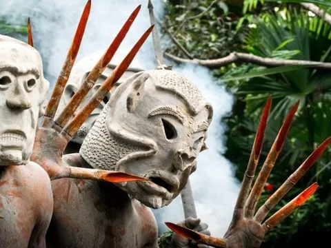 Bộ tộc người bùn mang mặt nạ kỳ dị ở Papua New Guinea