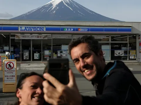 Lại quây rào trước cửa hàng tiện lợi view núi Phú Sĩ