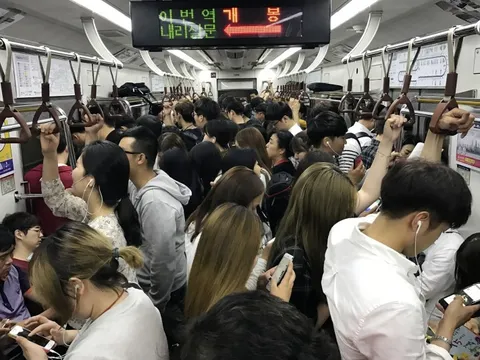 Hoãn 125 chuyến tàu ở Hàn Quốc vì nhân viên soát vé bận đi vệ sinh