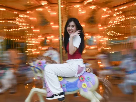 'Bắt trend' check-in vòng quay ngựa gỗ mới toanh tại TP.HCM