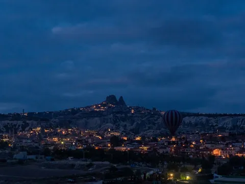 Bay khinh khí cầu ngắm bình minh ở Cappadocia