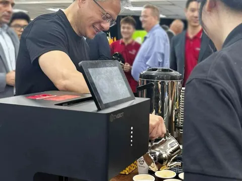 Tỷ phú Nvidia pha cà phê trứng mời 100 người tại Hà Nội