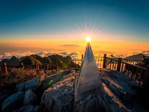 Thưởng ngoạn ngàn mây trên ‘nóc nhà Đông Dương'