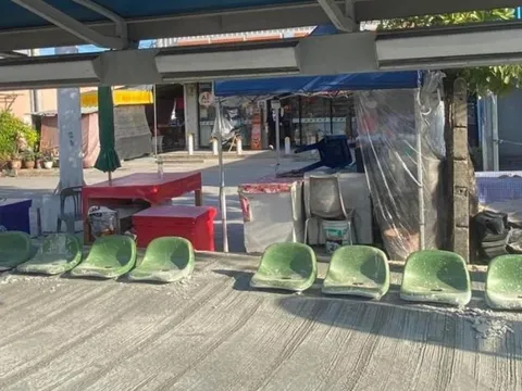 Ghế chờ xe buýt ngang mặt đất gây ngao ngán ở Thái Lan