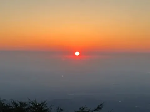 Thuê thanh niên khỏe mạnh leo núi cùng ở Trung Quốc