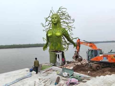 Tượng 'độc lạ' bất ngờ xuất hiện ở Đồ Sơn