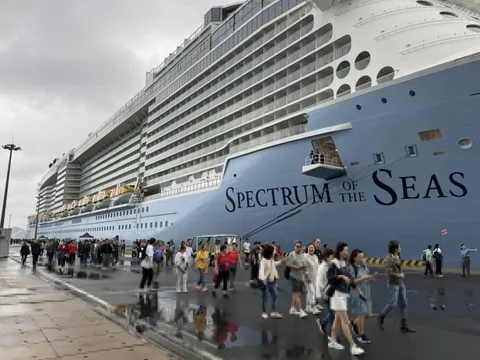 Du thuyền lớn nhất châu Á đến Cam Ranh