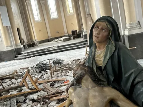 Nhà thờ Đức Bà Paris được cứu nhưng 4.000 nhà thờ khác thì không