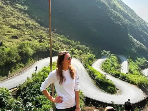 Phóng viên ngoại kể chuyện đi xe máy đổ đèo, bị chó cắn ở Hà Giang