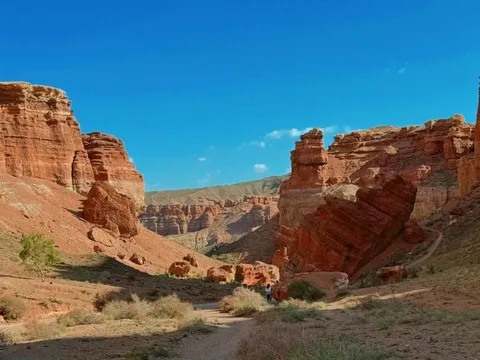 Tôi ngỡ ngàng ngắm hẻm núi 12 triệu năm tuổi ở Kazakhstan