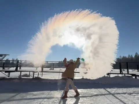 Kết thảm vì 'đu trend' hắt nước sôi dưới trời tuyết ở Trung Quốc