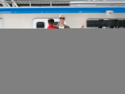 Khách Pháp chờ 5 năm cho lần đầu đi metro số 1