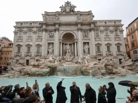 Đài phun nước Trevi trở lại sau khi bị chê như hồ bơi công cộng