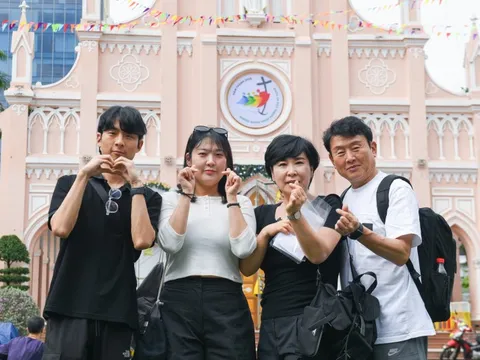 Nhà thờ Con Gà Đà Nẵng 'ngập' khách Nhật, Hàn dịp Noel