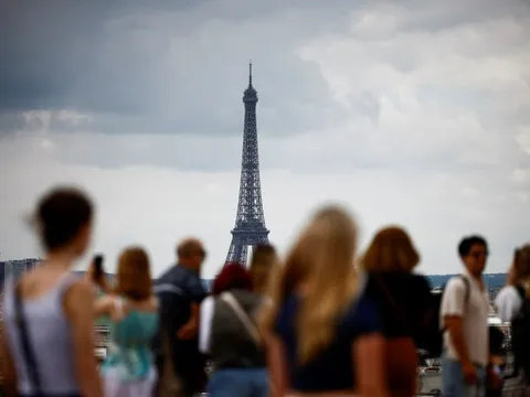 Bác tin hỏa hoạn ngày Giáng sinh tại tháp Eiffel