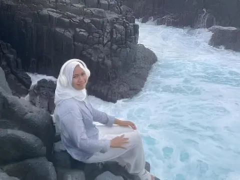 Nữ sinh bị sóng đánh trôi khi đang chụp ảnh ở bãi biển Indonesia