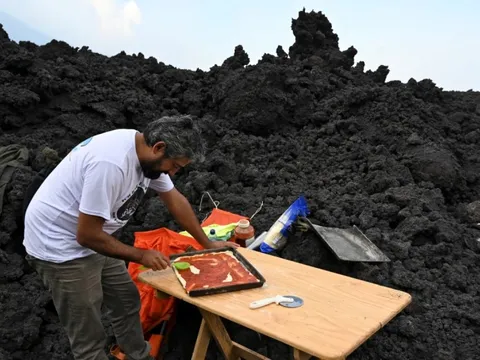 Pizza nướng trên dung nham núi lửa