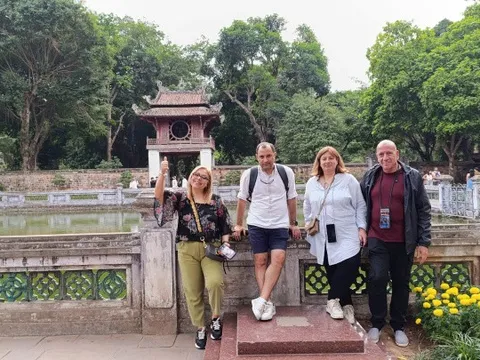 Khách quốc tế ngỡ Hà Nội như London vì bụi mịn