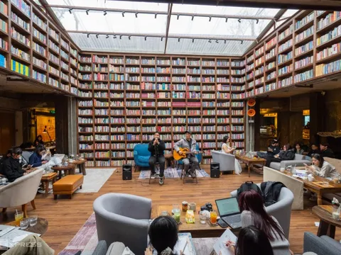 Quán cà phê trang trí ba tấn sách ở Hà Nội